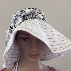 Women’s black and white cotton adjustable sun hat